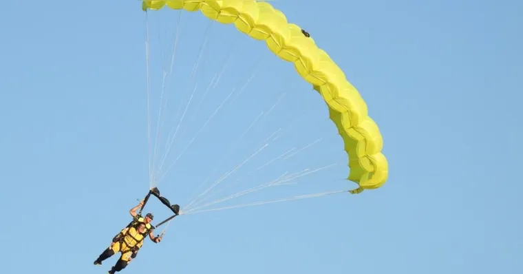 Colisão no ar mata paraquedista durante salto no interior de SP