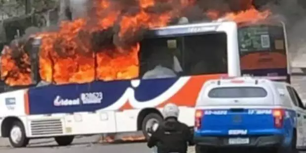 Ônibus é incendiado durante operação da PM no Rio