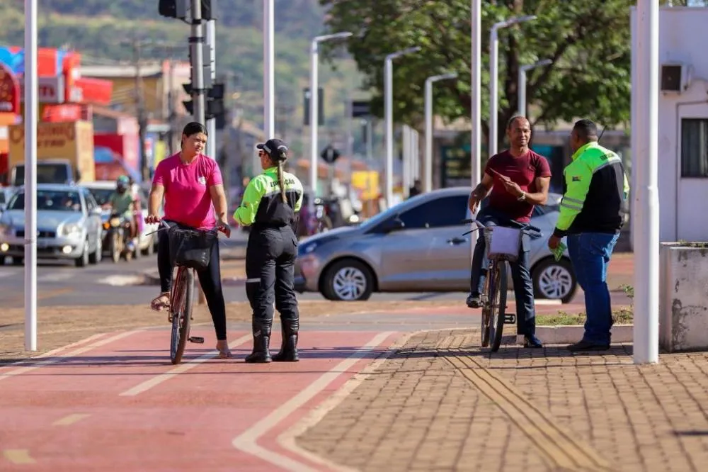 Prefeitura de Canaã dos Carajás realiza blitz educativa para ciclistas e motoristas