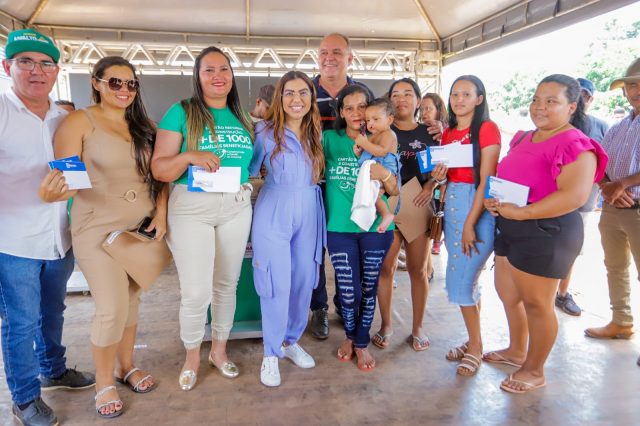 Vila dos Imigrantes celebra asfalto e entrega de cartões Reforma e Construção