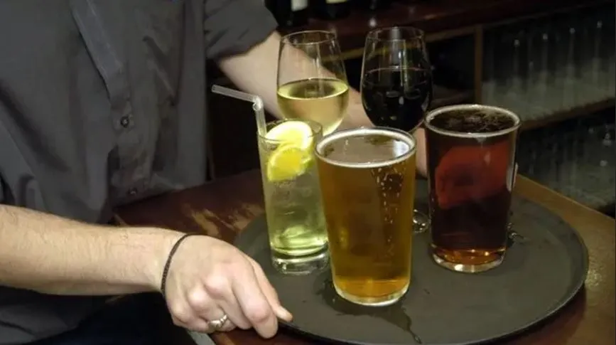 O metanol é extremamente perigoso porque seus primeiros sintomas podem ser confundidos com uma embriaguez comum. No entanto, reconhecer os sinais específicos de intoxicação pode salvar vidas. | Reprodução