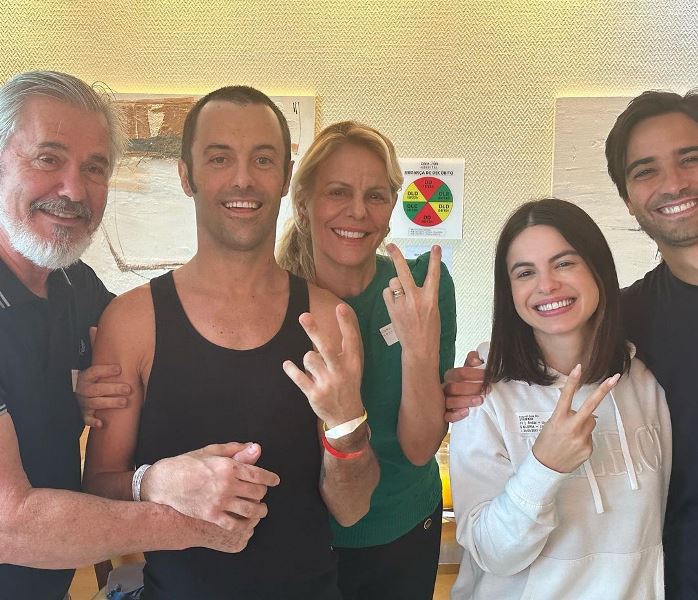 Mãe de Kayky Brito posta foto de ator e comenta sobre recuperação do filho: ‘felicidade’