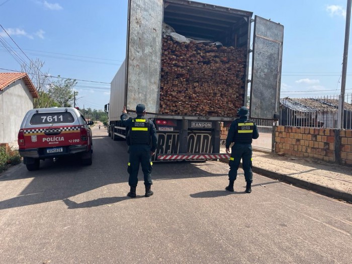 BPRv apreende veículo com carga de madeira sem documentos