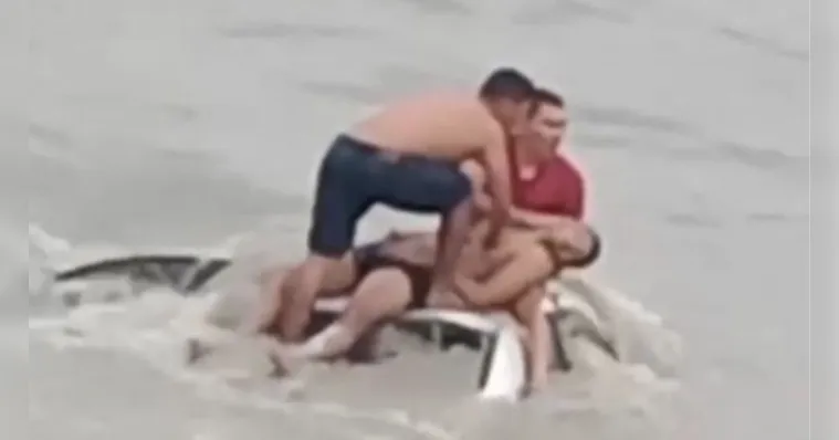 Vídeo: carro cai em igarapé durante chuva desta segunda-feira (15)