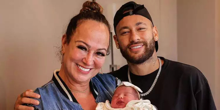 Mãe de Neymar publica a primeira foto da neta Mavie