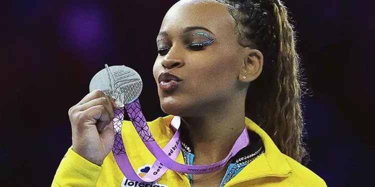 Rebeca Andrade exibe cinco medalhas do Mundial de Ginástica e celebra com dança