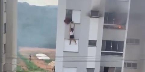 Avós pulam do 4º andar de prédio após criança atear fogo em sofá