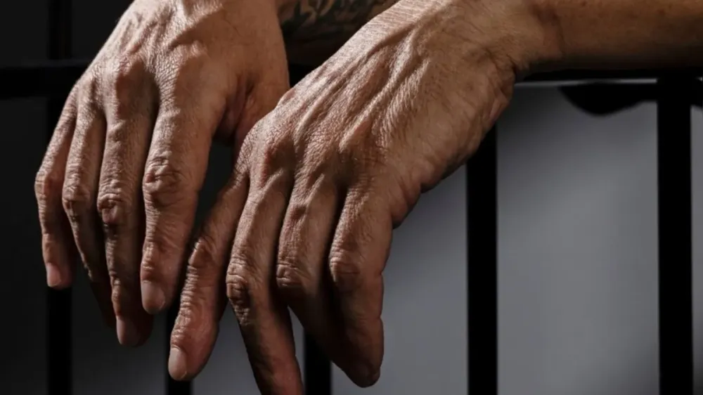 Polícia prende homem acusado de violentar a própria prima