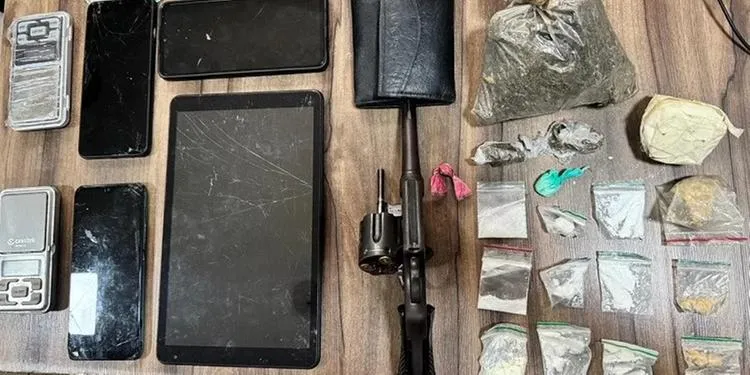 Drogas, arma e materiais ligados ao tráfico foram apreendidos. (Reprodução/ redes sociais)