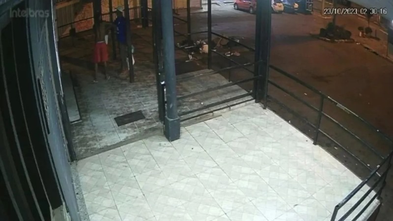 Homem vê mulher no carro de amigo e toca fogo em loja