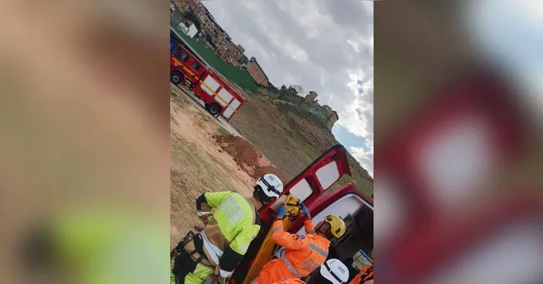Coveiro cai em cova durante enterro e é resgatado de rapel