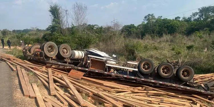 Motorista de carreta morre após veículo tombar na PA-279 na tarde desta quinta (26)