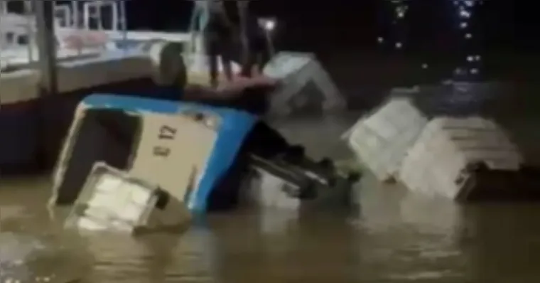 Micro-ônibus é retirado de rio em Barcarena na noite desta quinta-feira