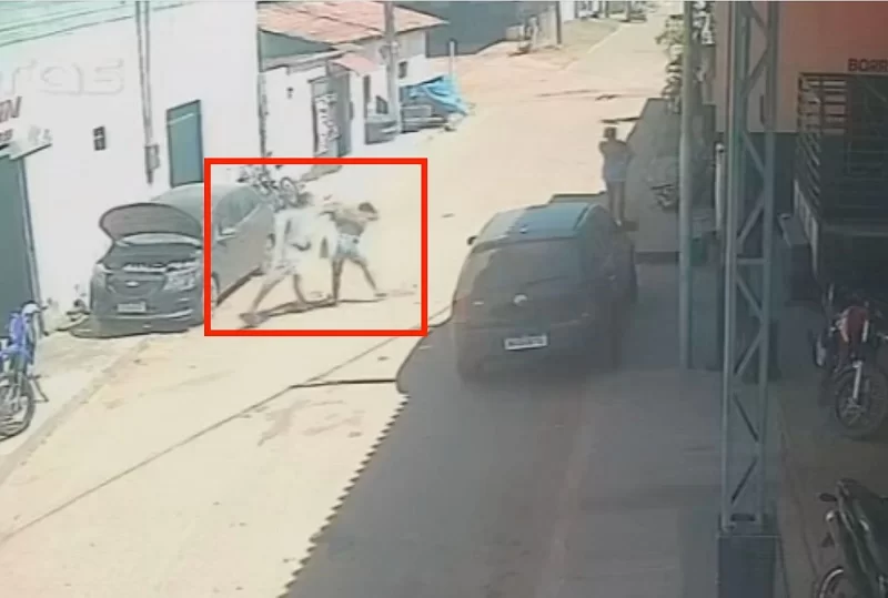 Flagrado em vídeo agredindo a ex com criança no colo é preso