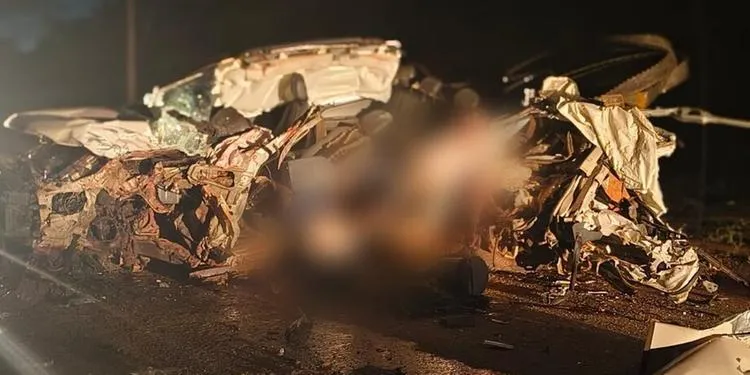 Duas pessoas morrem em grave acidente entre carreta e caminhonete na BR-163, em Itaituba