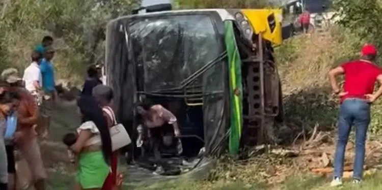 Ônibus do programa Tratamento Fora do Domicílio (TFD) de Cametá sofreu um grande acidente na rodovia PA-151, em direção à Igarapé-Miri, no nordeste do Pará. (Reprodução redes sociais)