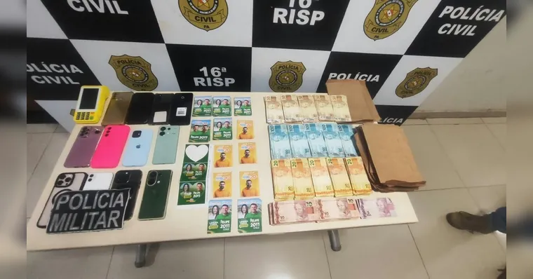 O material apreendido pela polícia no flagrante de compra de votos continha santinhos de Daniel Santos | Divulgação/PM