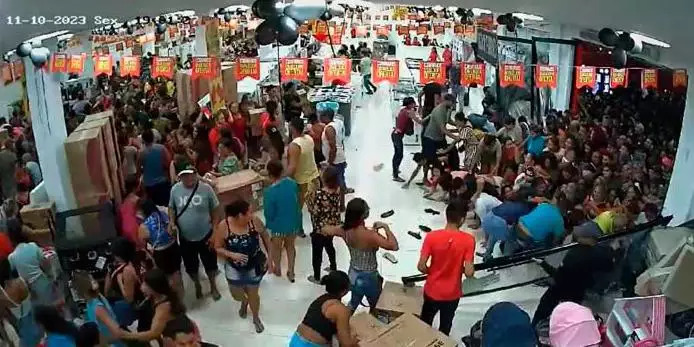 Clientes ficam feridos durante confusão em black friday de loja no Amapá