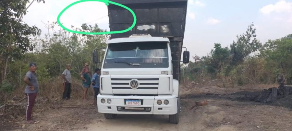 Irmãos morrem eletrocutados em cima de caminhão carvoeiro