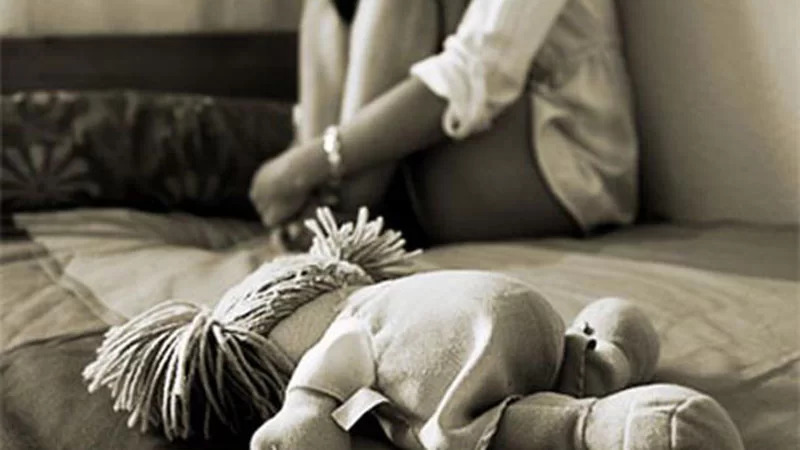 Mãe é presa em flagrante após perseguir, estuprar e explorar filhas em PE