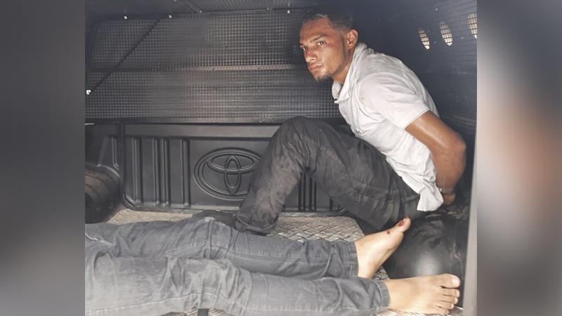 Dupla tenta fugir após tentativa de assalto, mas cai de moto e acaba rendida