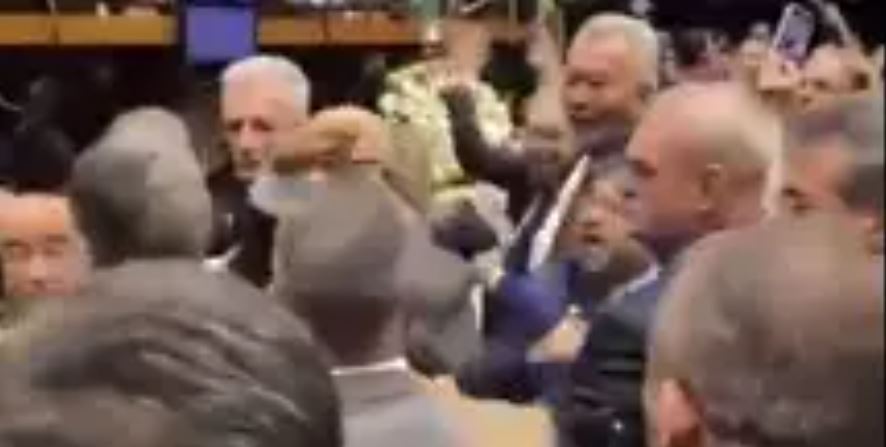 Vídeo com o tapa do deputado petista em colega repercute nas redes sociais