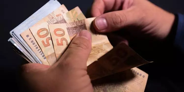 Lula oficializa salário mínimo de 2024 em R$ 1.412 a partir de 1º de janeiro