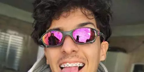 Presos por enterrar influencer afirmam que ele morreu durante sexo