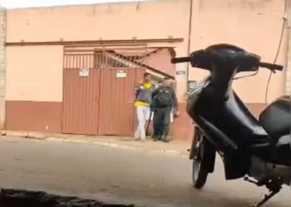 Em plena luz do dia, assaltante troca tiros com policiais e morre