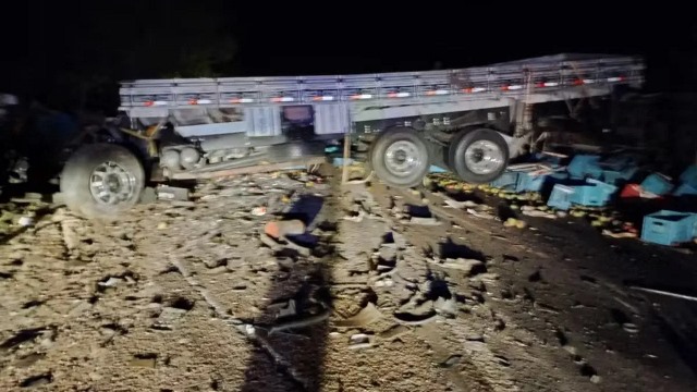 Caminhão e ônibus colidem deixando 24 mortos e 6 feridos