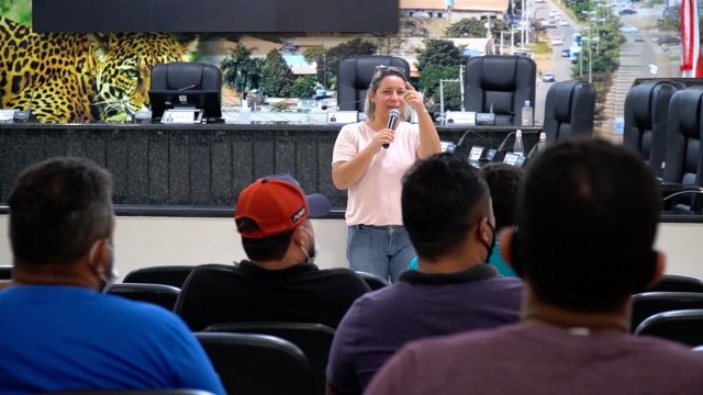 Mototaxistas, entregadores e motoristas de aplicativo participam de palestra