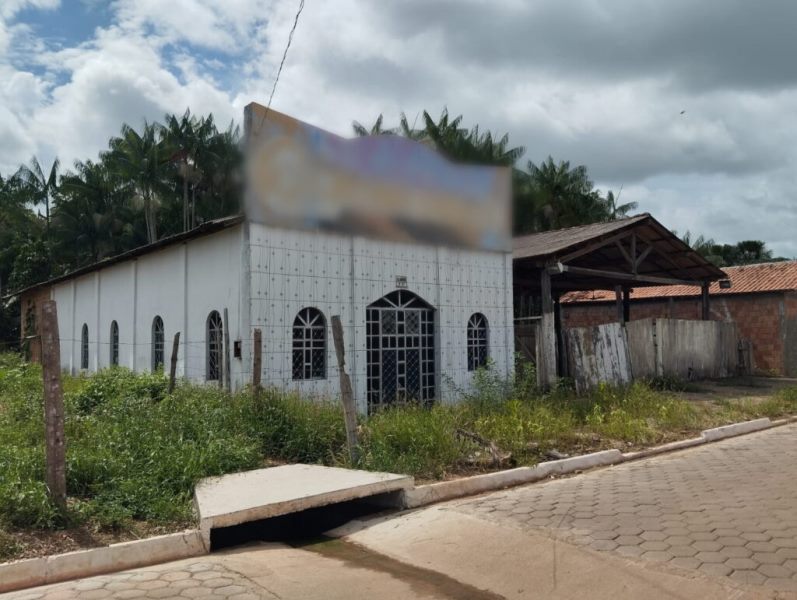 Igreja inativa era usada como desmanche de motos