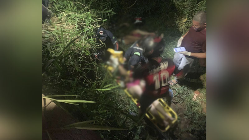 Motoqueiro perde controle, cai em vala e morre